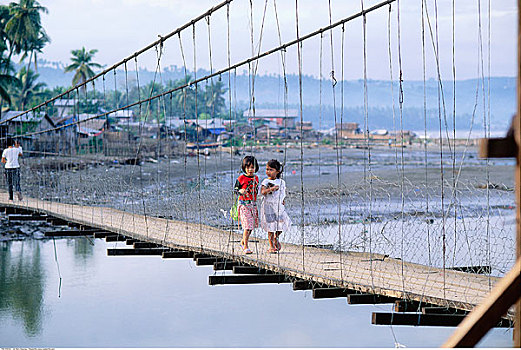 两个女孩,站立,步行桥,棉兰老岛,菲律宾
