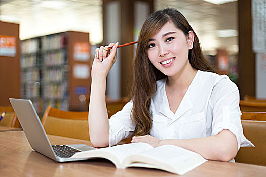亚洲人,美女,女学生,学习,图书馆,笔记本电脑