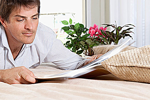 男人,读,报纸,床