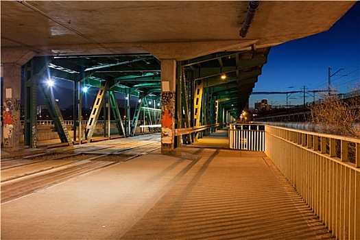 桥,电车站,夜晚