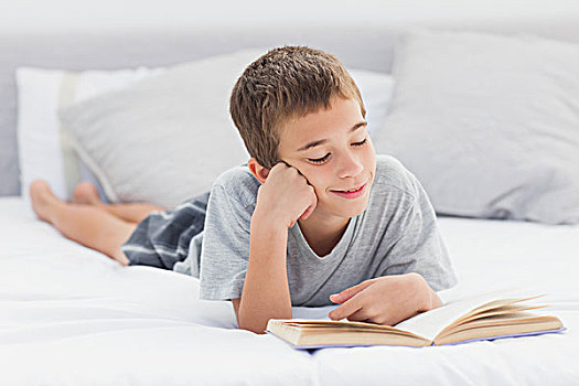 小男孩,躺着,床,读,书本,在家
