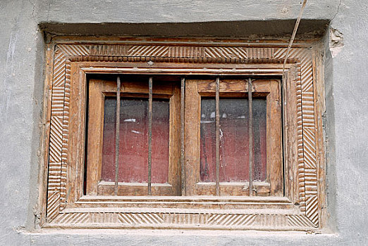 新疆于田县老城区民居上的雕花门窗