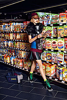 美女,戴着,迷你裙,帽,黑色,绿色,鞋,架子,超市