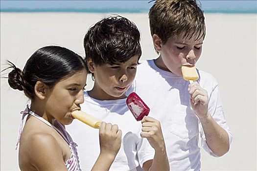 两个男孩,女孩,吮,冰淇淋,海滩