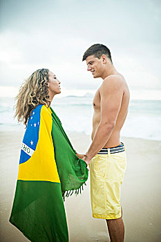 年轻,情侣,握手,女人,巴西国旗,伊帕内玛海滩,里约热内卢,巴西