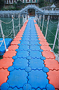 长江三峡巫峡峡谷青石乡的码头浮桥
