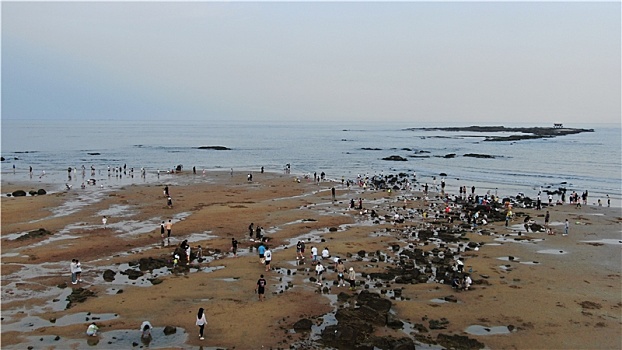 山东省日照市,海滨度假热潮来袭,游客纷至沓来享受美好假期