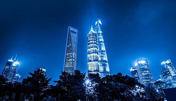 上海陆家嘴现代建筑和城市街道车流光影轨迹夜景