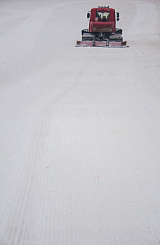 滑雪场正在工作的压雪车