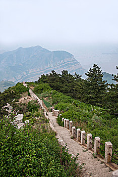 北岳恒山登顶上山道边的邈幽亭