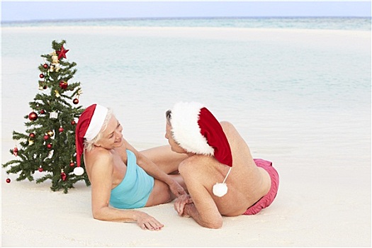 老年,夫妻,坐,海滩,圣诞树,帽子
