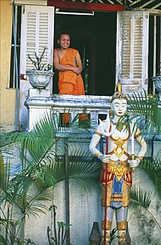 老挝,琅勃拉邦,僧侣,站立,入口,庙宇,住宅