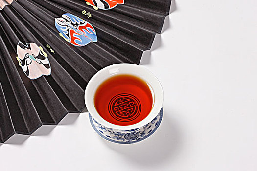 纸扇和青花瓷盖碗茶