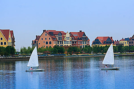 两艘白色的三角帆船