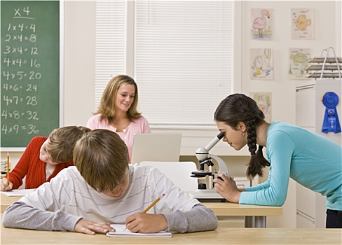 学生,看,显微镜,教室