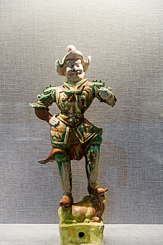 中国河南省洛阳博物馆藏唐代三彩天王俑