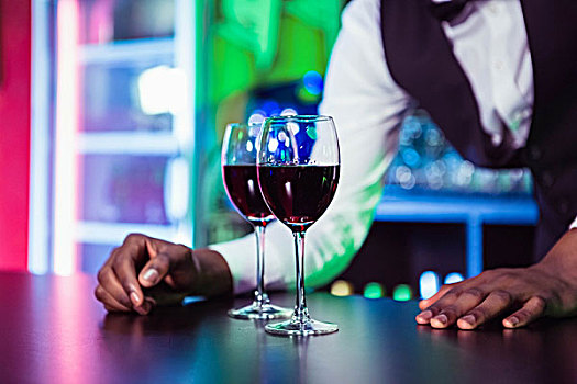 两个,玻璃杯,葡萄酒,吧台,酒保,倾斜,背景