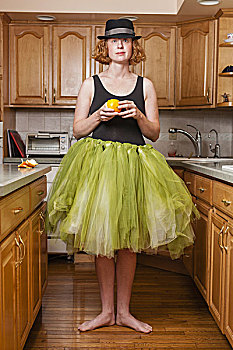女人,戴着,柠檬,绿色,芭蕾舞,芭蕾舞短裙,站立,厨房