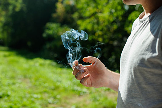 男青年,衣服,亮光,暗色,帽,吸烟,香烟,排放,背景,夏天,绿色,晴天