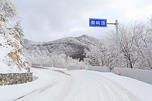 陕西秦岭分水岭公路雪景