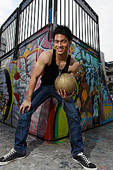 男青年,拿着,篮球,正面,涂鸦,墙壁