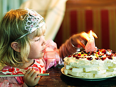 女孩,玩,生日蛋糕