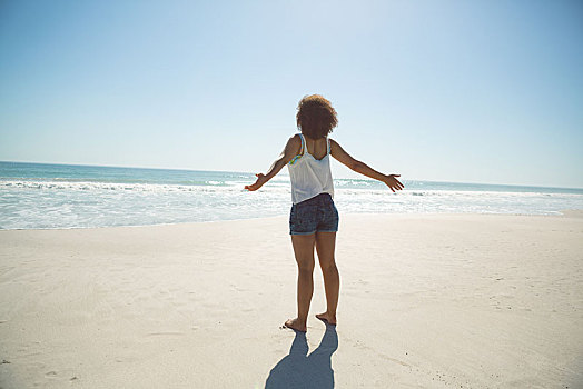 女人,站立,伸展胳膊,海滩