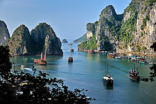 船,帆船,下龙湾,喀斯特地貌,山峦,海中,越南,亚洲
