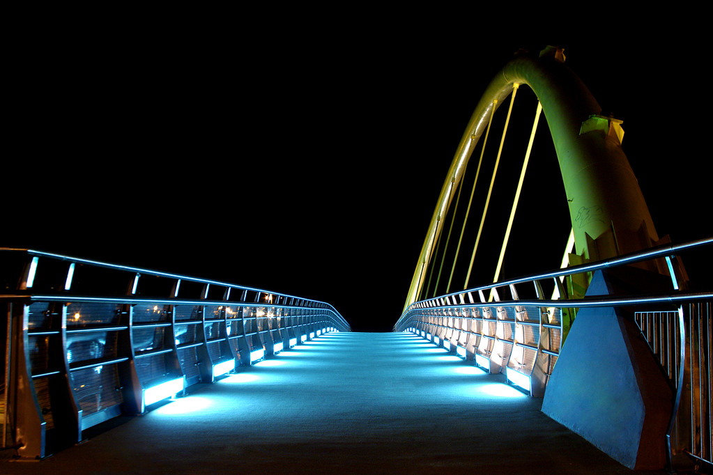 晚上在桥上的照片图片