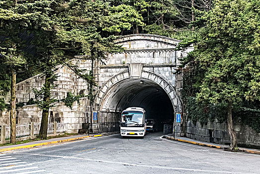 江西省九江市庐山风景牯岭镇公路隧道建筑景观