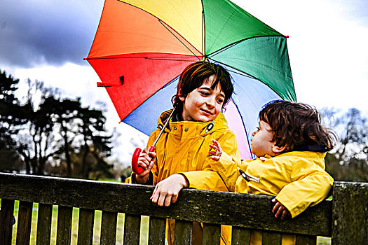 俯视,男婴,兄弟,黄色,带帽衫,伞,公园长椅