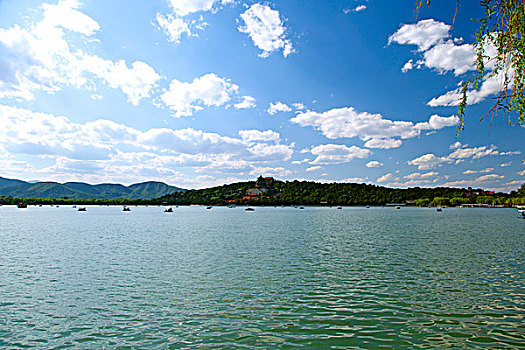 颐和园的昆明湖上游船点点和远处的万寿山佛香阁