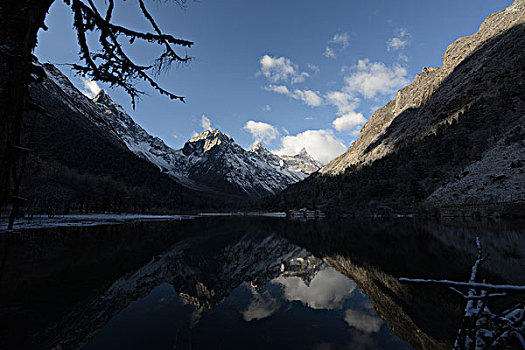 毕棚沟四姑娘山的背景