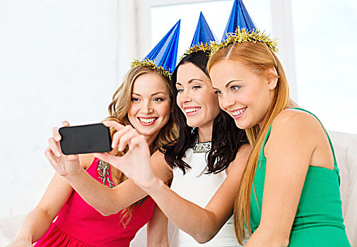 庆贺,朋友,单身派对,生日,概念,三个,微笑,女人,蓝色,帽子,乐趣,智能手机,相机