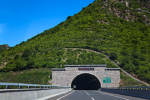 高速公路的隧道