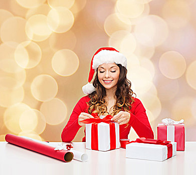 圣诞节,休假,庆贺,装饰,人,概念,微笑,女人,圣诞老人,帽子,纸,包装,礼盒,上方,米色,背景