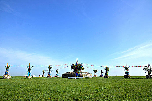 内蒙古呼伦贝尔陈巴尔虎旗草原上的敖包