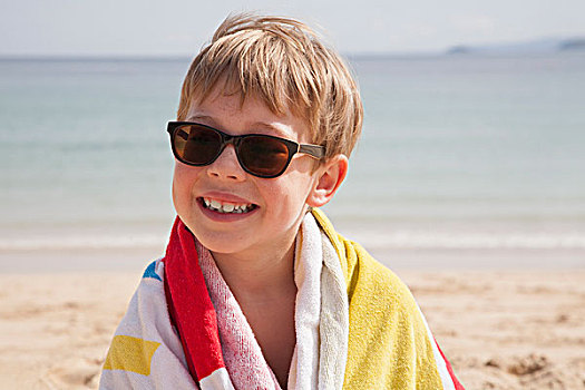 男孩,墨镜,海滩,毛巾,肩部