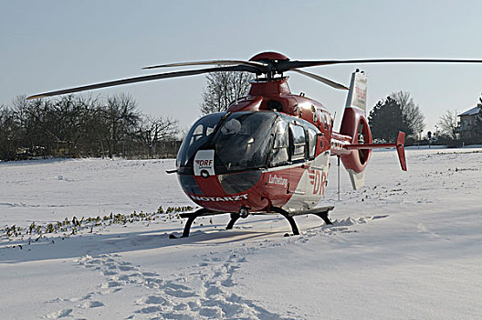 救助,直升飞机,降落,积雪,草地,斯图加特,巴登符腾堡,德国,欧洲