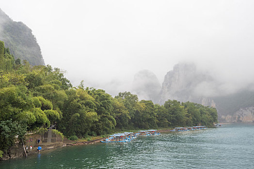 烟雨中的中国桂林漓江山水风光