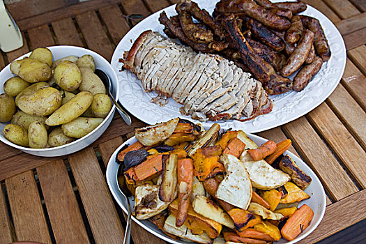 烤猪肉,烧烤,香肠,新土豆,烤,蔬菜,花园桌