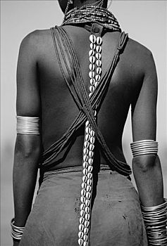 埃塞俄比亚,奥莫河三角洲,年轻,达桑内科,女孩,穿戴,皮裙,金属手镯,辟邪物,珠子
