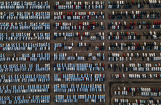 汽车制造厂有序排列的车辆
