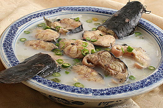青椒紫苏煮长江鲶鱼