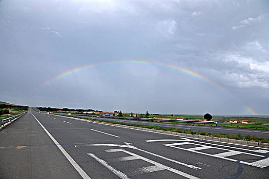 内蒙古自治区锡林浩特公路上的彩虹