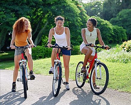 三个女人,年轻,骑自行车,百慕大