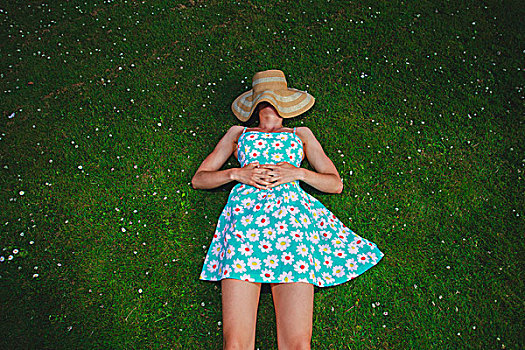 美女,戴着,连衣裙,帽子,躺着,草,公园