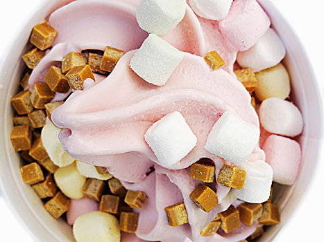 草莓酸奶,冰淇淋,果浆软糖,焦糖,方糖