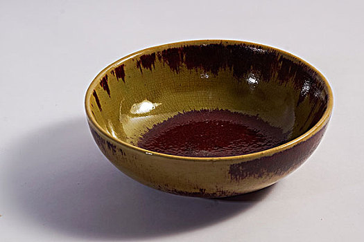 红釉陶碗