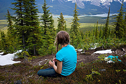 后视图,女孩,坐,玛琳湖,背景,秃头,山,小路,碧玉国家公园,艾伯塔省,加拿大
